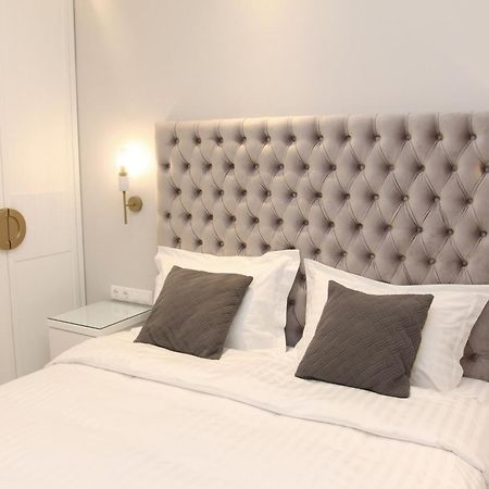 Central Metropolis Luxury Living Athena Bagian luar foto