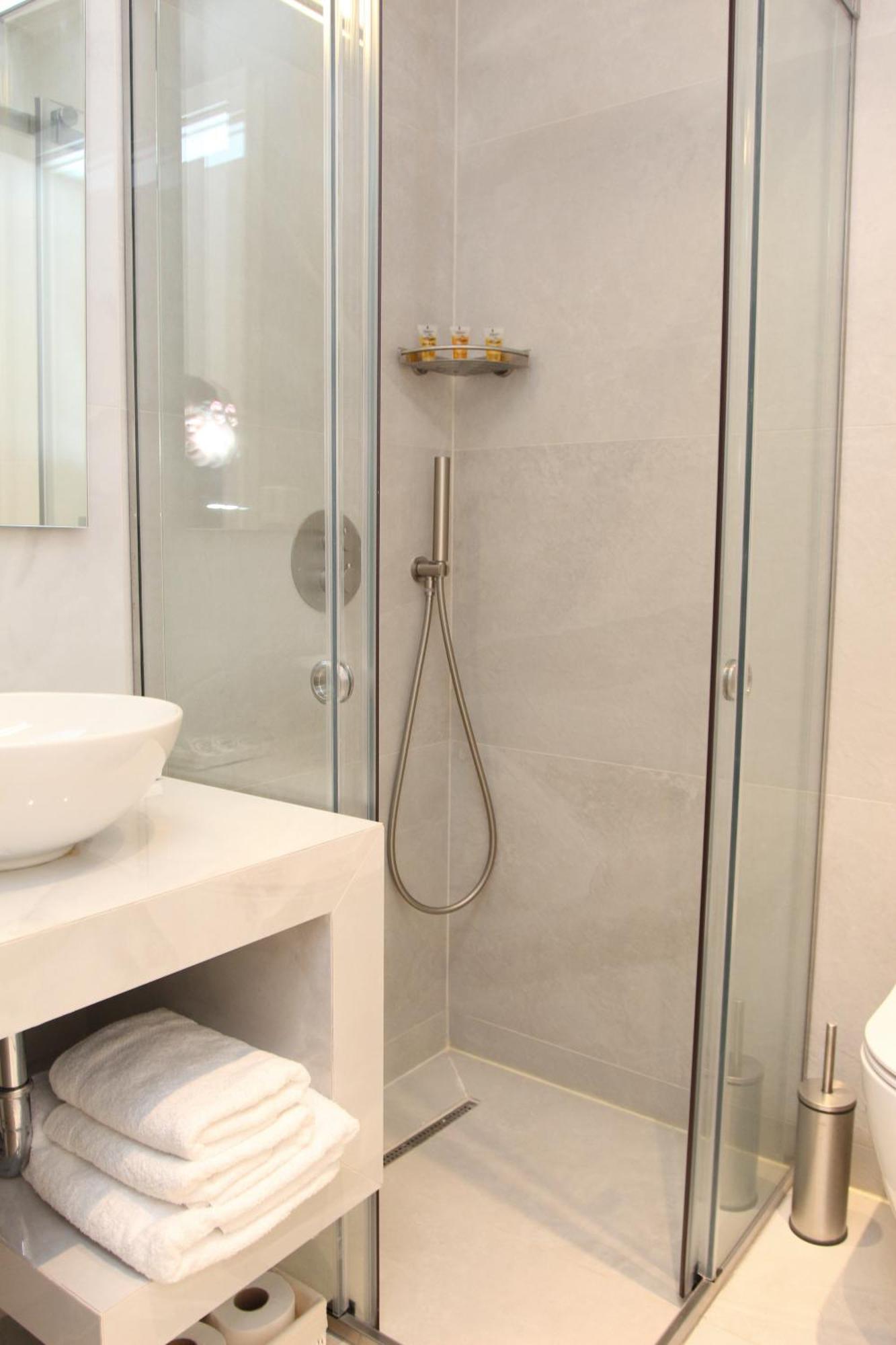 Central Metropolis Luxury Living Athena Bagian luar foto