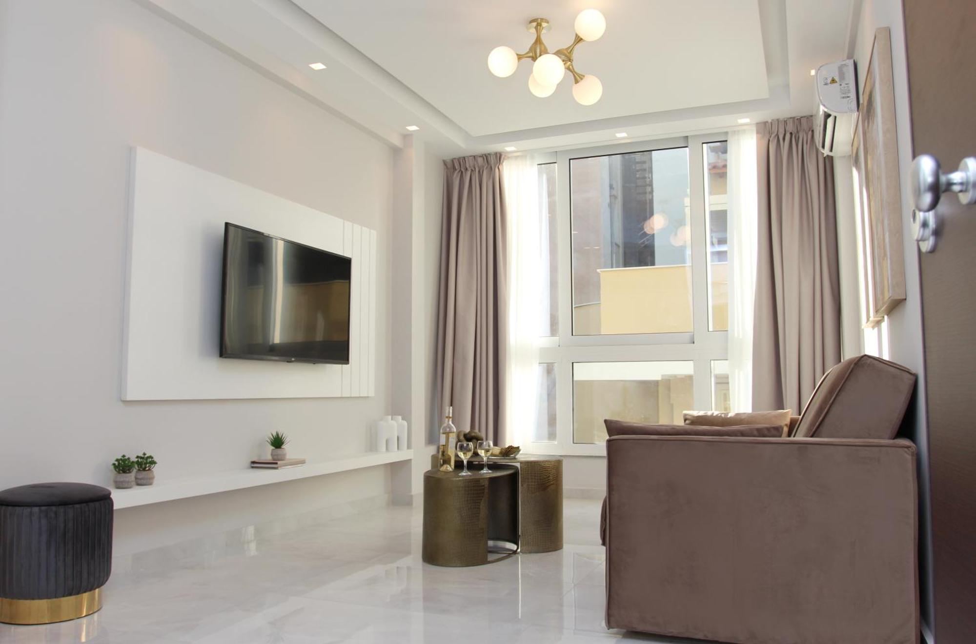 Central Metropolis Luxury Living Athena Bagian luar foto