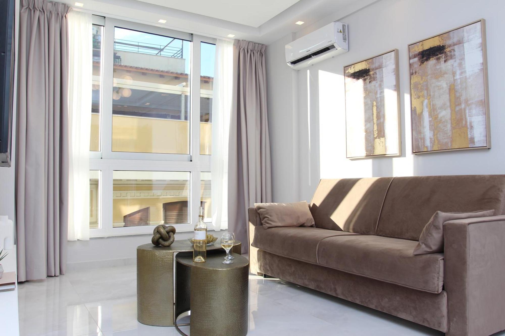 Central Metropolis Luxury Living Athena Bagian luar foto